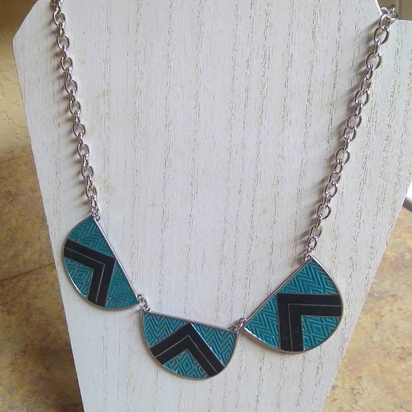 🐾 2 For $16 Black & Tealish Green Enamel Triple Medallion Bib Necklace - Picture 2 of 3